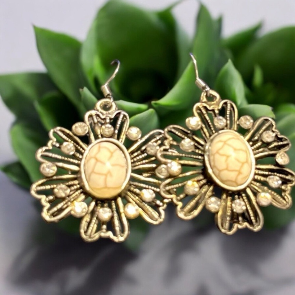 Gorgeous Dangle Earrings - Picture 1 of 2